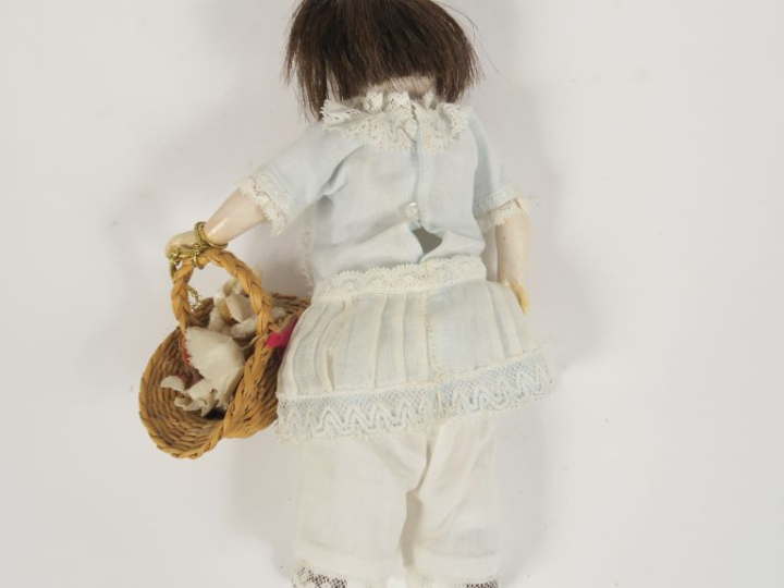 Mignonnette Simon et Halbig toute en porcelaine yeux fixes bleu, bouch