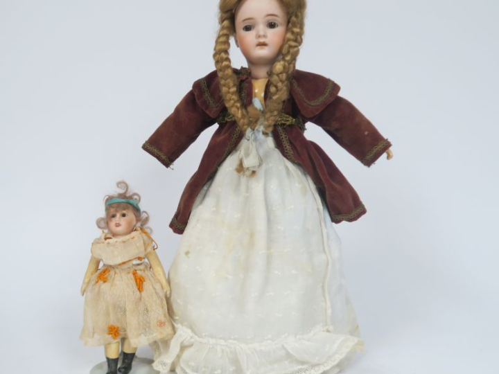 	Poupée de fabrication allemande tête porcelaine marquée 449, les yeux
