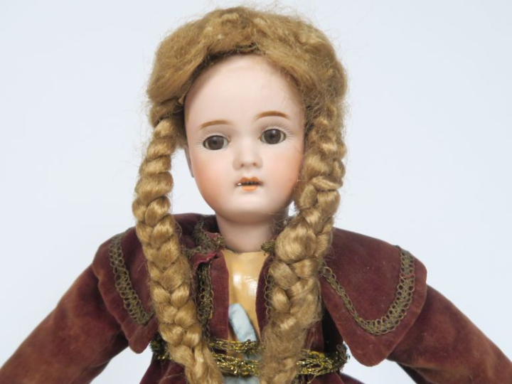 	Poupée de fabrication allemande tête porcelaine marquée 449, les yeux