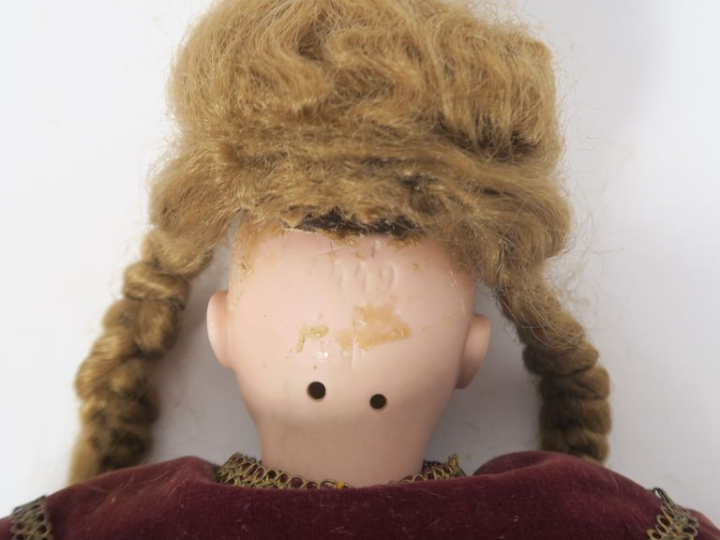 	Poupée de fabrication allemande tête porcelaine marquée 449, les yeux