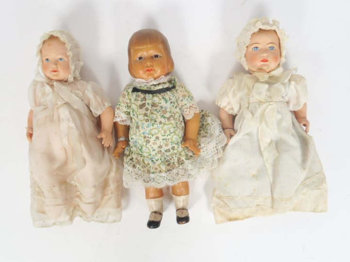Lot comprenant : 2 bébés celluloïds souvenir de baptême présentés dans