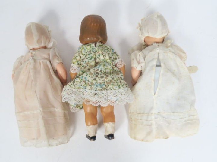 Lot comprenant : 2 bébés celluloïds souvenir de baptême présentés dans