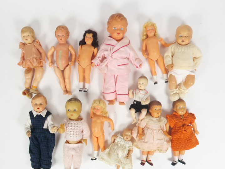 Carton comprenant bébé celluloïd de diverses marques dont Josette 2 pi