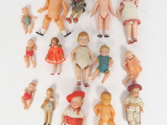 Vente aux enchères 	Lot de petits bébés celluloïd miniatures dont bébé japonais, Jeanne d