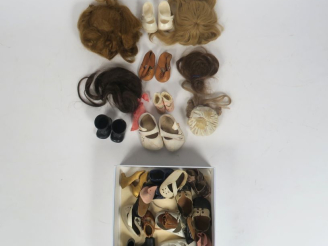 Vente aux enchères Lot de chaussures récentes et anciennes dont paire de chaussures de bé