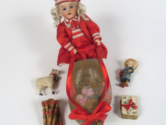 Vente aux enchères Décors de Noël comprenant sabot de bois avec jouet à l'intérieur dont 
