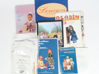 Vente aux enchères 	Lot de documentation sur les poupées anciennes comprenant poupées fra