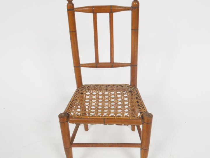 Lot comprenant : une chaise en bois imitation bambou de taille moyenne