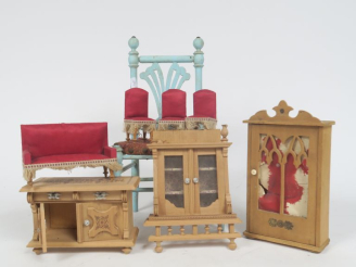 Vente aux enchères Lot de mobilier de maison de poupée en état d'usage comprenant : petit