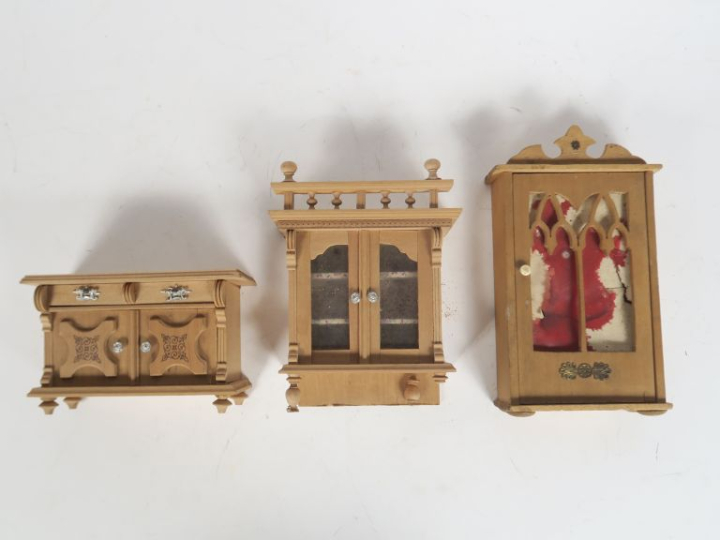 Lot de mobilier de maison de poupée en état d'usage comprenant : petit