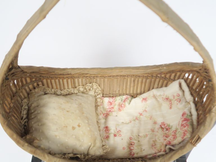 	Curieux berceau de poupée ancien, monture et pieds en bois noirci et 