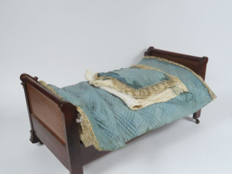 Vente aux enchères Lit bateau pour poupée de style Louis Philippe avec literie ancienne 6