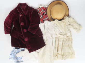 Vente aux enchères 	Lot de vêtements d'enfant en partie anciens, beau manteau en velours 