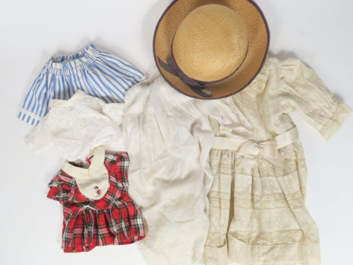 	Lot de vêtements d'enfant en partie anciens, beau manteau en velours 