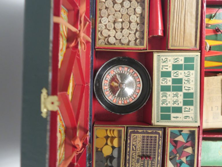 Coffret de mercerie contenant broderie et métier à tisser et coffret d