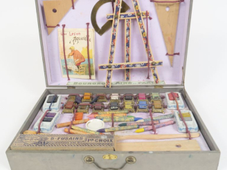 Vente aux enchères 	Joli coffret de couleur Bourgeois aîné Paris Circa 1920 coffret pour 