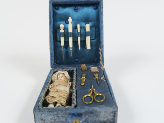 Vente aux enchères 	Petit coffret fabrication collectionneuse de couture comprenant petit
