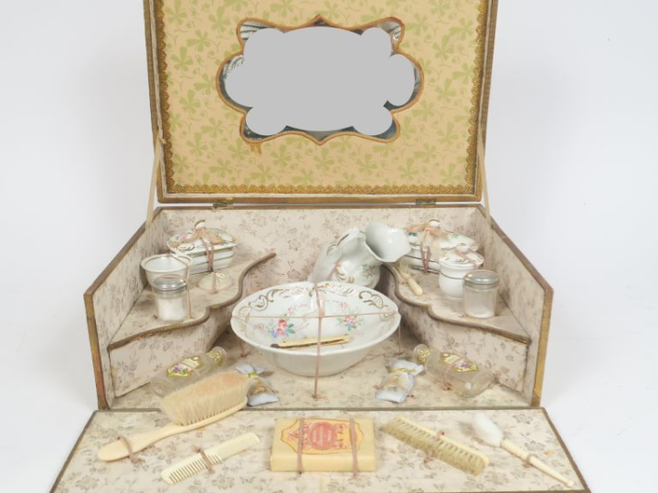 Coffret de toilette comprenant service de toilette en porcelaine allem