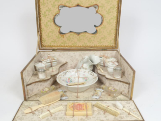 Vente aux enchères Coffret de toilette comprenant service de toilette en porcelaine allem