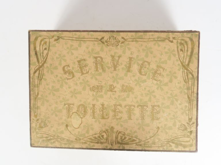 Coffret de toilette comprenant service de toilette en porcelaine allem