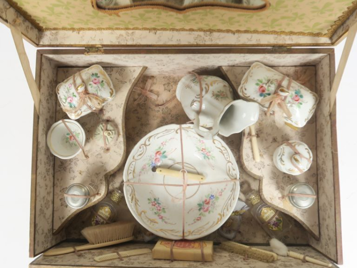 Coffret de toilette comprenant service de toilette en porcelaine allem