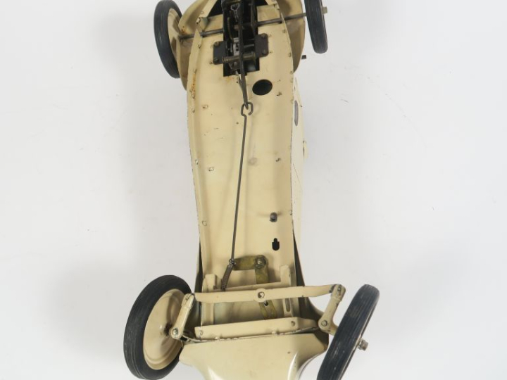 	JEP. Auto bolide N°6 mécaniques manque le servo-guidage L 49cm en tôl