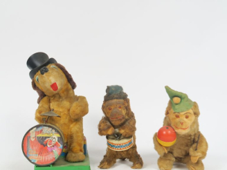 Vente aux enchères 	Lot de 3 jouets des années 60 comprenant : singe au tambour, singe au