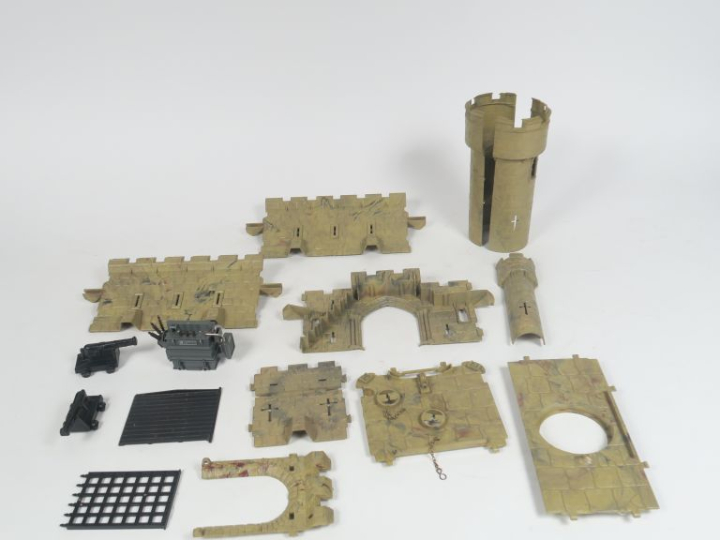 	Château fort en plastique 1960 avec canon et accessoires on y joint u