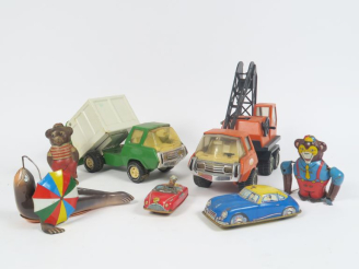Vente aux enchères Lot de jouets dont Joustra et Tonka en état d’usage 7 pièces. On y joi
