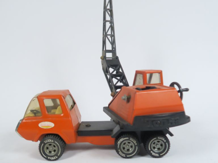 Lot de jouets dont Joustra et Tonka en état d’usage 7 pièces. On y joi