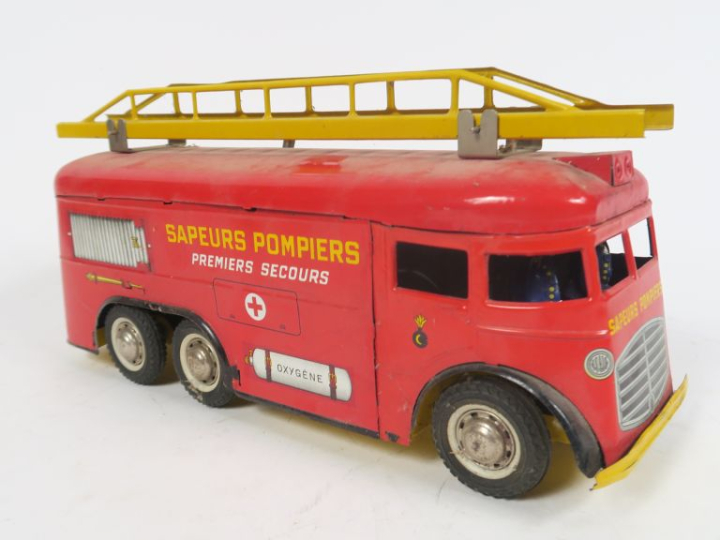 	Lot de jouets anciens dont voiture Joustra en boite fatiguée réf 2039