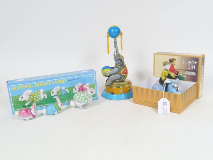 Lot de 3 jouets modernes mécaniques en tôle lithograhiée dont :  - sco