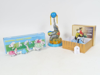 Vente aux enchères Lot de 3 jouets modernes mécaniques en tôle lithograhiée dont :  - sco