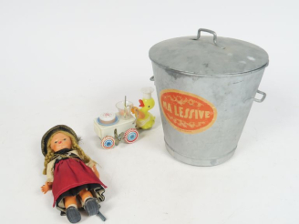 Vente aux enchères Lot de 3 jouets des années 60 dont lessiveuse, poupée allemande, chari