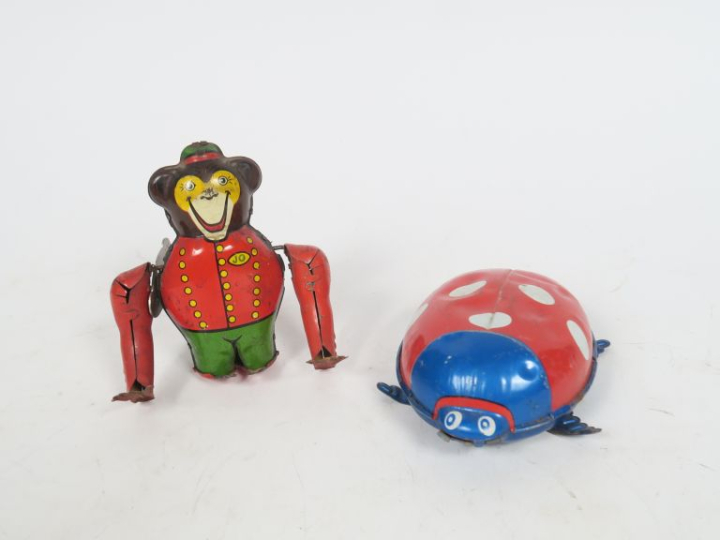 Lot comprenant 2 jouets en tôle des années 60 :  - Joustra coccinelle 