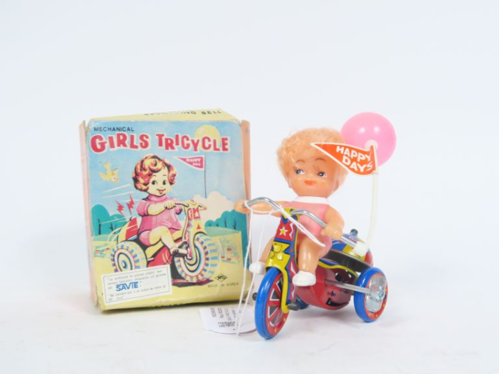Fille au tricycle, jouet des années 60/70 MTU Koréa, bel état, en boit