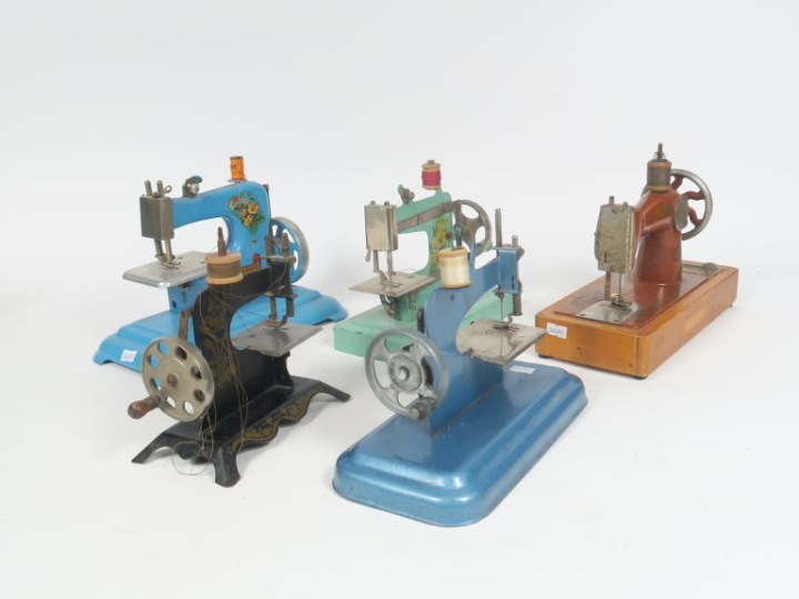 5 machines à coudre pour enfants des années 1930 à 1950.