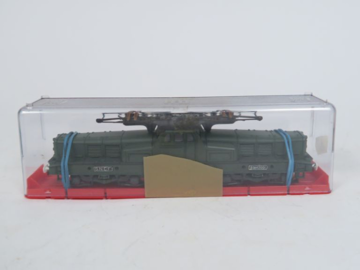 Lot de matériel roulant en H0 de marque Jouef comprenant BB 13001 SNCF