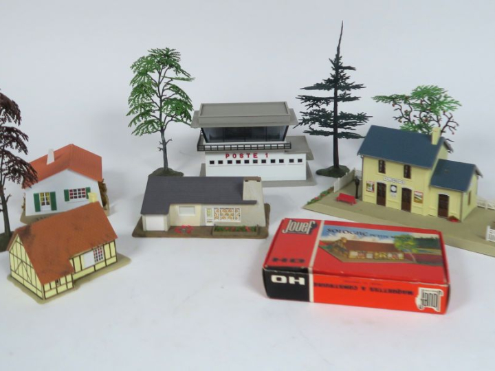Lot d'éléments de réseau dont décor maquette de maison et bâtiments mo