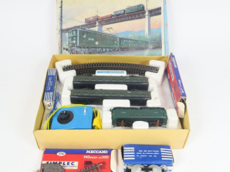 Vente aux enchères Lot de trains HO Hornby en état d'usage comprenant rail, wagons, voitu