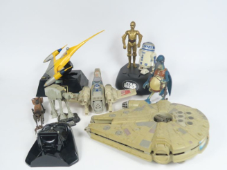 Vente aux enchères STAR WARS. Une tirelire Animatronique C3PO et R2D2 et un réveil avec l