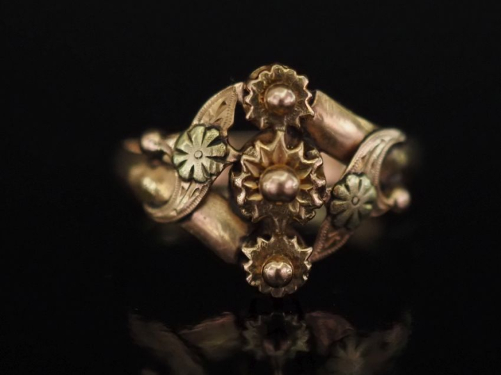 Bague Napoléon III en or jaune 750, à décor ajouré de fleurs.  TDD. 5 