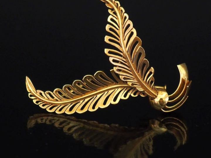 Broche de forme stylisée en or jaune 750, à décor de branchages ajouré