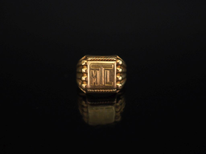Bague de forme chevalière en or jaune 750, à décor de monogramme.  TDD