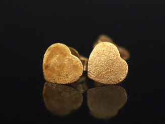 Vente aux enchères Paire de puces d'oreilles en or jaune 750, en forme de cœur.  0,6 x 0,