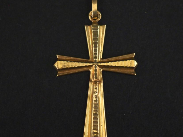 Pendentif en forme de croix en or jaune 750.  3,2 x 2,2 cm Poids. 1,27