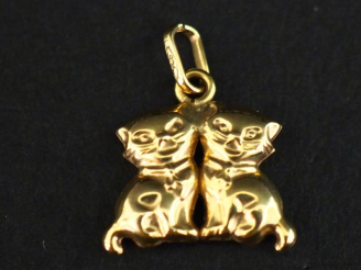 Vente aux enchères Petit pendentif en or jaune 750, à décor de deux chatons.  1,2 x 1,4 c