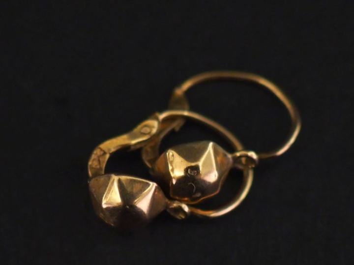 Paire de perces oreilles Napoléon III en or jaune 750, à décor d'une d