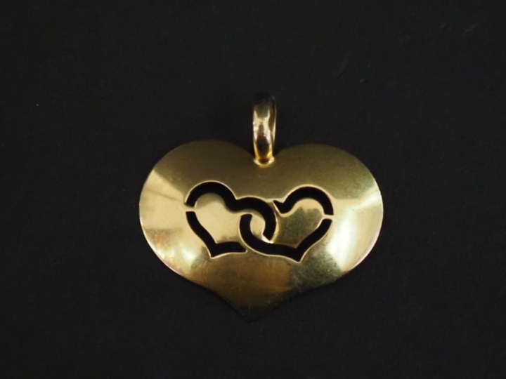 Pendentif en forme de cœur en or jaune 750, à décour ajouré de deux cœ