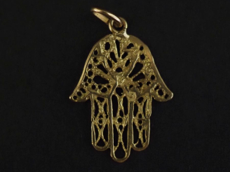 Vente aux enchères Pendentif en forme de main de fatma en or jaune 750, à décor ajouré.  